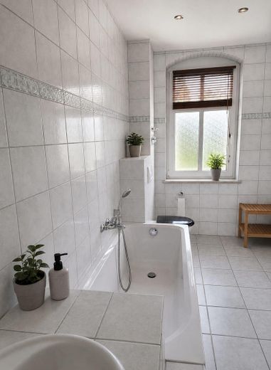 Maison plurifamiliale avec grand garage à Breitenbrunn – Wohnung 1.OG Bad