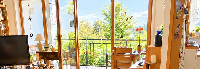 Bonito piso de 3 habitaciones con balcón soleado en Ulm-Wiblingen – Sonniges Wohnzimmer