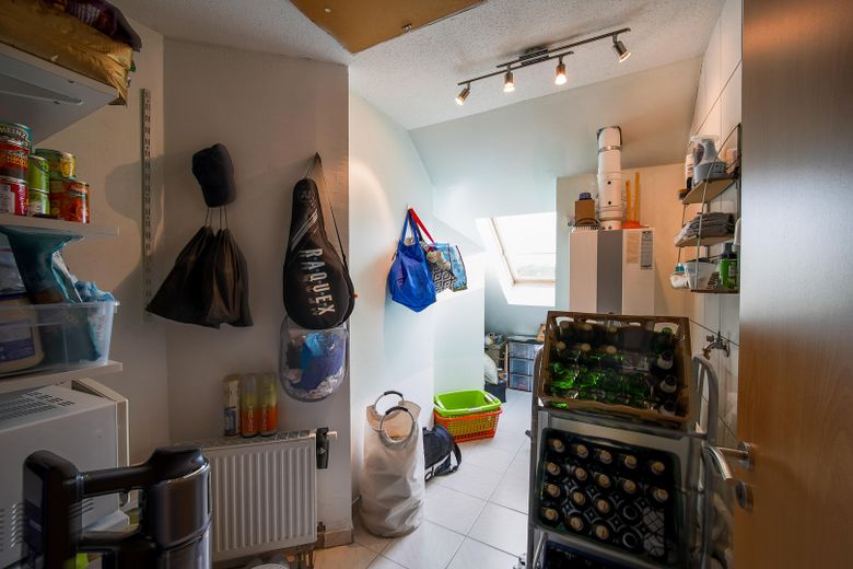 Außergewöhnliche 2-Zimmer-Dachgeschosswohnung mit Kamin, Vollbad, Balkon & ausgebautem Dachboden – Abstellraum