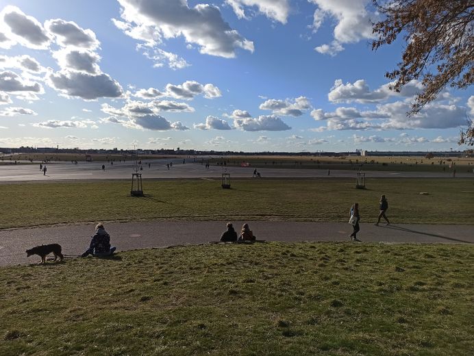 Charmante 2 Zimmer-Wohnung in unmittelbarer Nähe zum Tempelhofer Feld in Neukölln – Blick aufs Tempelhofer Feld 