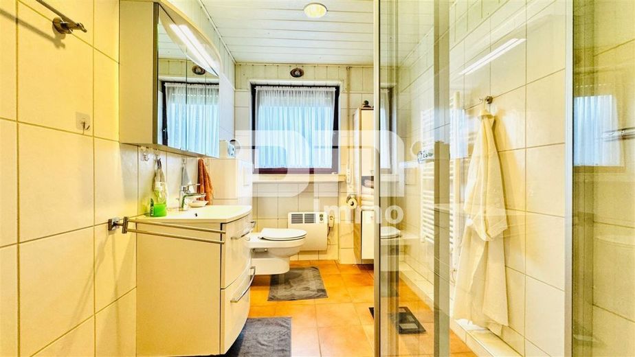 Gepflegtes 1 bis 2 Familienhaus in gesuchter Ortsrandlage mit Panoramablick – EG Badezimmer / Dusche