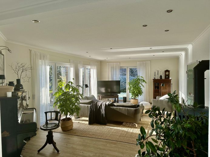 Wohnzimmer mit Kamin