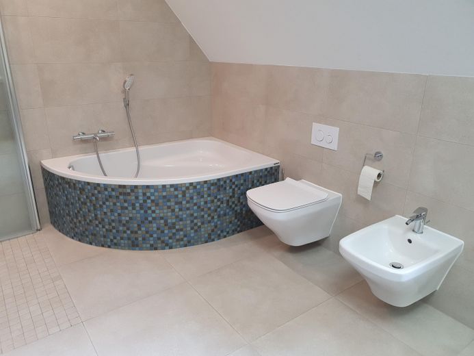 Per famiglie, casa unifamiliare indipendente a Eckental Brand da privato – Badezimmer, Wanne, WC, Bidet