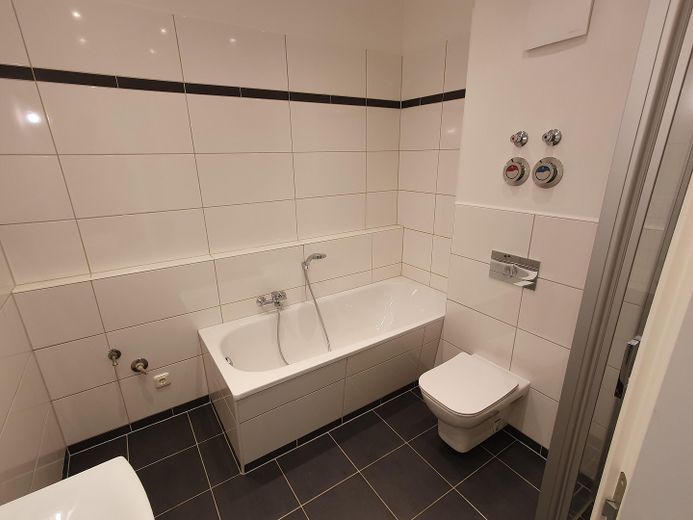Gerenoveerd EN direct beschikbaar: tuinappartement m. eigen ingang, vloerverwarming, meer- en stationsnabijheid – Bad 2