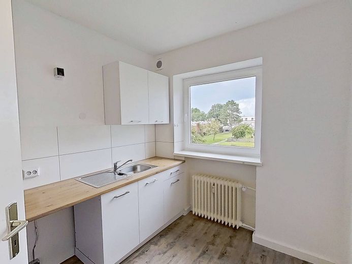 EINZIEHEN UND BIS ZU 3 KALTMIETEN SPAREN: Große 3-Zimmer-Wohnung mit BALKON und EBK in Kappeln-Ellenberg – Ansicht I: Küche