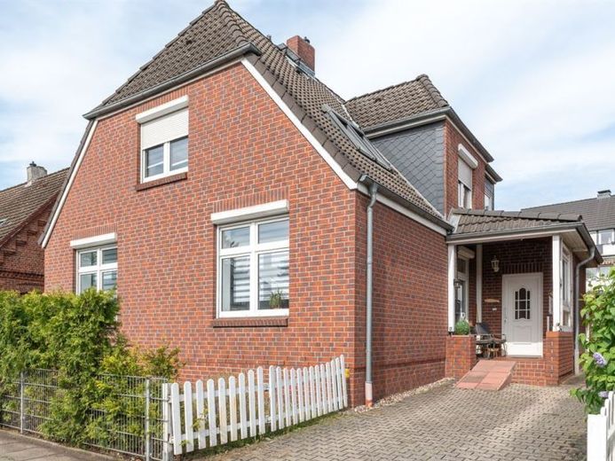 Two-family house with many possible uses – Foto 1
