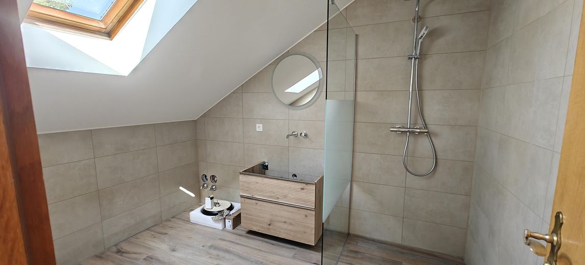 Frisch renovierte lichtdurchflutete 4-Zimmer Maisonette Wohnung mit großem Balkon und TG Stellplatz – Bad Obergeschoss