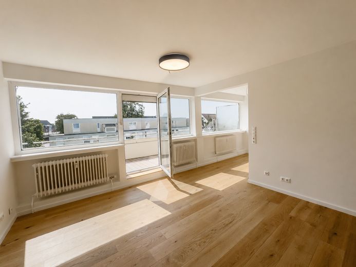 Sofortiger Erstbezug nach Renovierung | Im Herzen von Schwachhausen | Balkon | provisionsfrei – Wohnzimmer