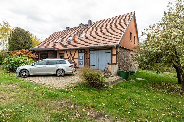 "Landhaustraum - viel Platz zur Selbstverwirklichung" – Ansicht mit Garage