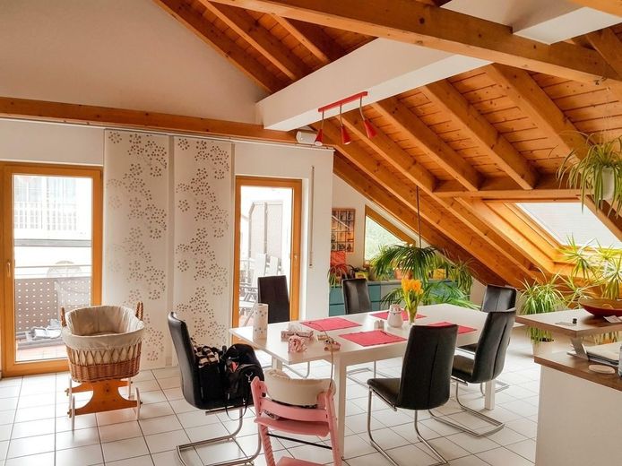 Ampio, luminoso e modernizzato appartamento di 4 locali all’ultimo piano con aria condizionata – Foto 4