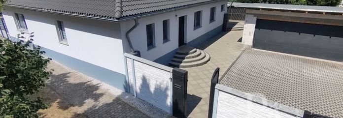Bungalow moderno con garage doppio, ampio terreno e dotazioni di alta qualità