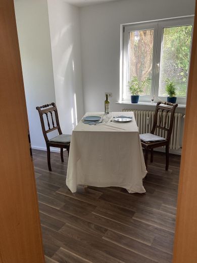 Renovierte 3,5-Zimmer Maisonette-Wohnung mit eigenem Garten! – Essbereich