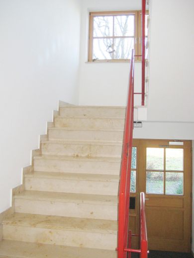 Avis aux investisseurs : duplex habité et meublé de 4 pièces avec cuisine, salle de bains et WC supplémentaires, dans un quartier calme proche du centre – Treppenhaus 2