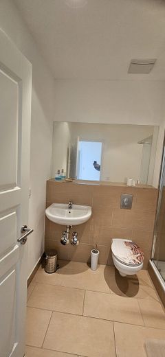 ruhige und helle 2-Zimmer-Wohnung in Toplage, bezugsfrei – Badezimmer Bild 2
