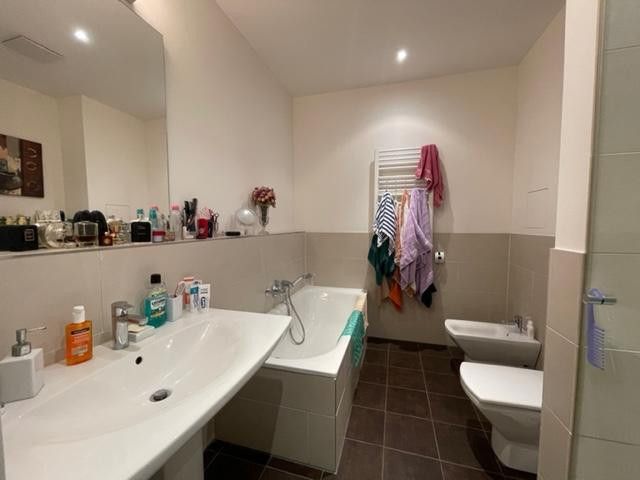 Exklusieve 3 Zimmer Wohnung mit Loggia, Stellplatz, Fußbodenheizung, Gäste WC, Klimaanlage – Meisterbad