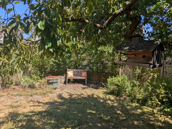 Einfamilienhaus mit Einliegerwohnung und idyllischem Garten in toller Lage, provisionsfrei – Garten mit Sitzplatz