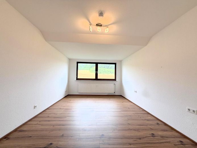 Hochwertige 3 Zimmer Wohnung mit großer Dachterasse inkl. EBK + Stellplatz - ab sofort verfügbar – Zimmer1