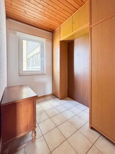 Lichtdurchflutetes Wohnen mit Weitblick: Großzügige 3,5 Zimmer-Wohnung mit Sonnenbalkon in Mainz – Flur