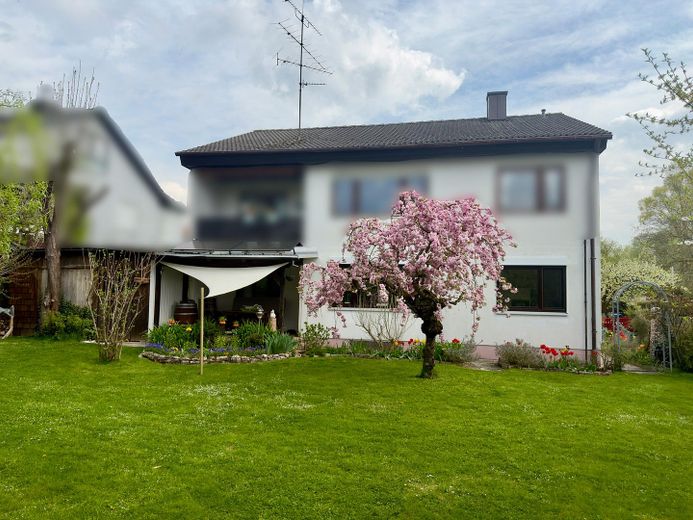 Provisionsfrei: 4-Zimmer-EG-Wohnung mit 300 m² Privatgarten, Süd-West-Terrasse, nur 2 Parteien – Ansicht Gebäude Gartenseite