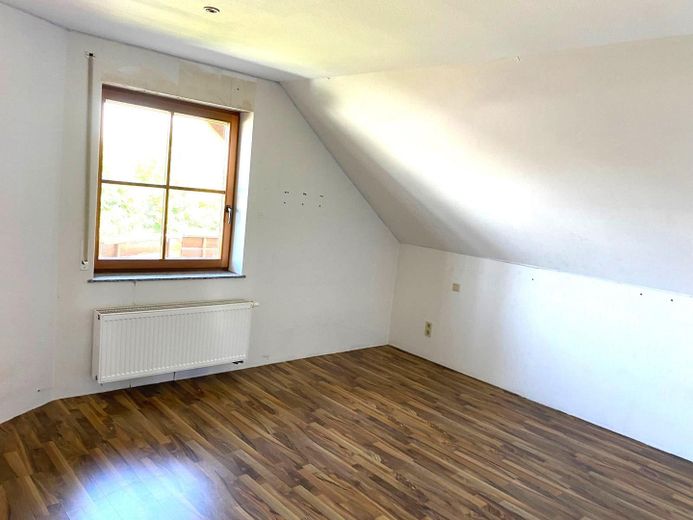 Freistehendes Einfamilienhaus mit Einliegerwohnung und Garage in ruhiger Lage (Sackgasse) von Brakel – Zimmer Hauptwohnung DG