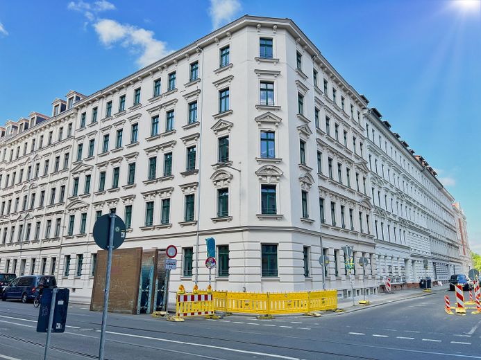 Elegant und luxuriös *dunkles Parkett * Fußbodenheizung * Lichtbänder * Tageslichtbad * Aufzug * – Außenansicht Denkmalfassade