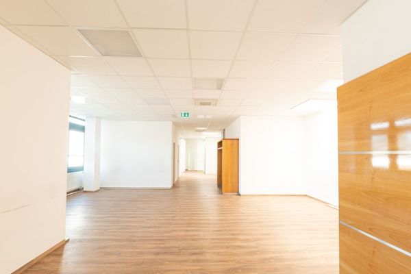 Teilfläche einer Büro oder Praxisfläche. Zentraler geht es nicht!
