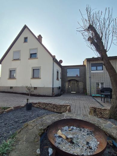Partially renovated 6-room semi-detached house – Außenansicht