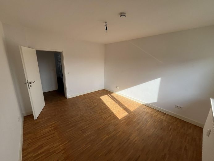 Modernisierte, helle 2-Zimmer-Wohnung mit Wohnküche – Schlafzimmer