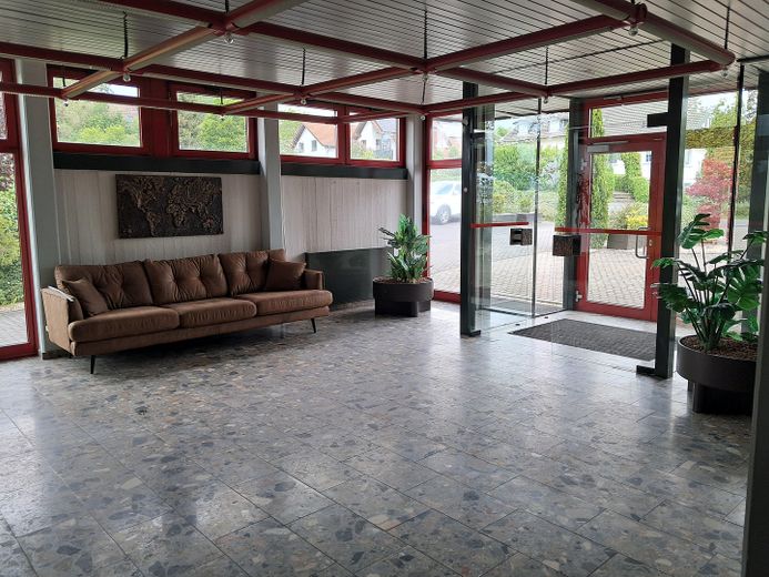Verwaltungsgebäude, bei Bedarf mit kleiner Halle, Ortsteil 53577 Neustadt/Wied, zu vermieten – Eingang/Empfangsbereich