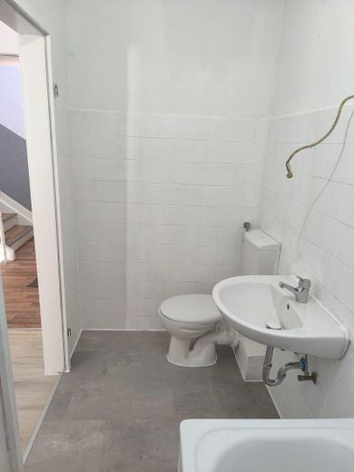 Schöne und renovierte 2,5-Zimmer Wohnung – Bad2