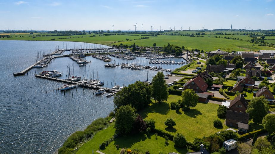 Działka budowlana 721 m² – pierwsza linia brzegowa nad cieśniną Fehmarnsund, marina w zasięgu wzroku – Zdjęcie 1