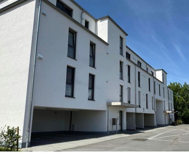 Clever investieren – Eigentumswohnung in 52146 ; BJ 2020 – Ansicht Haus 11a mit Carport 