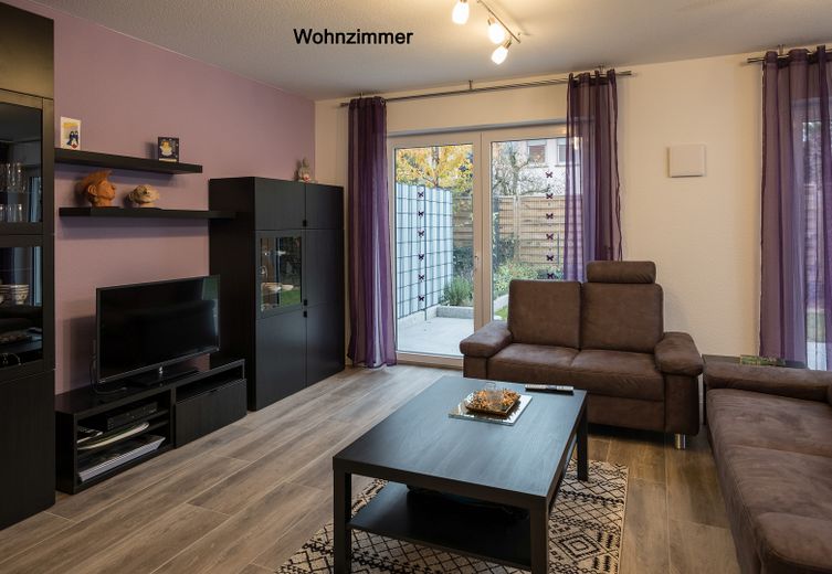 Neuwertige, großzügig geschnittene Doppelhaushälfte (BJ2018) – Wohnzimmer