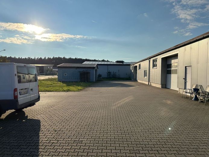 Produktions- und Lagerhalle zu vermieten – Halle Ansicht Außen 2
