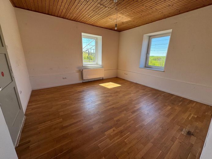 9-room two-family house on a 1080 m² plot, directly beside the railway tracks, 15 minutes by train to Munich – Zimmer 1.OG