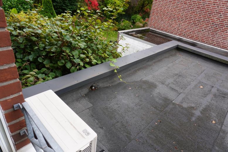 Reihenhaus, mit Doppelgarage, PV-Anlage, Speicher – Sicht vom Badezimmer