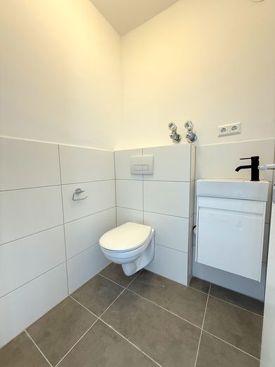 Appartamento di 3 locali completamente ristrutturato con vista panoramica, cucina componibile e garage – separates WC