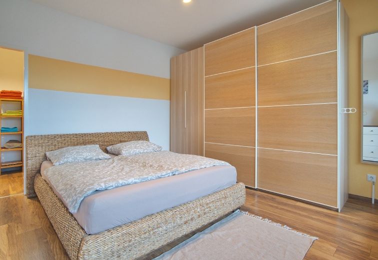 Spacious, fully equipped apartment with balcony and underground parking space, within walking distance of main rail station and Isenbergviertel – 8195bef6b0a749ac1e0f258175d4d226038007cf.jpg
