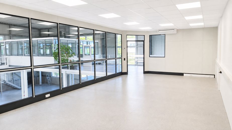 Eigenständige, hochwertige Gewerbeeinheit mit Halle, Büros & Galerie – direkt an der B12 – 9_Halle_OG_Seminar_Besprechung