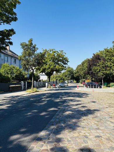 Wertbeständiges Mehrfamilienhaus mit langfristigem Entwicklungspotenzial – provisionsfrei – Straße vor dem Haus