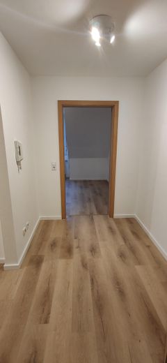 Modernisierte 2-Zimmer Wohnung im 2. OG mit EBK, Balkon, KFZ-Stellplatz und Kellerabteil – Blick in die Wohnung