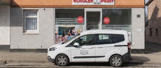 Komplett vermietetes Mehrfamilienhaus mit Gewerbe, 7 Garagen und Garten – Frontansicht