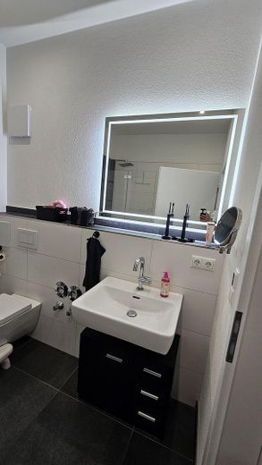 3-Zimmer Wohnung in Traumlage mit Küche und Terrasse – Waschbecken mit Spiegel