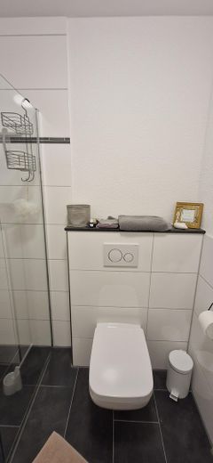 Zrównoważony komfort mieszkania – pełne światła 4-pokojowe mieszkanie w nowym budownictwie, w tym wallbox – Gästebad