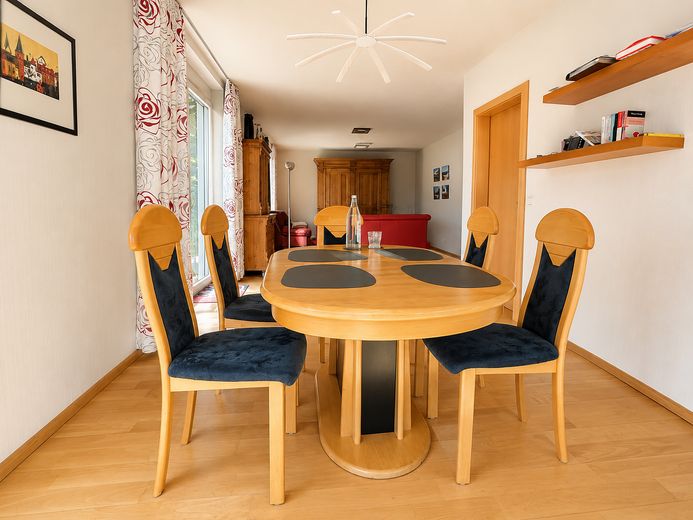 Helle, familienfreundliche Doppelhaushälfte in Südlage mit Garten und Terrasse – Essecke (Blick vom Erker)