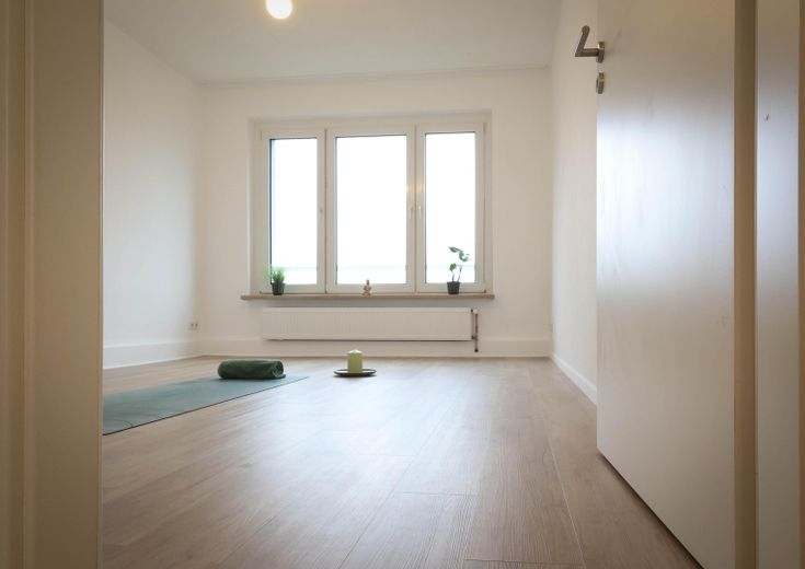 Attractively renovated + partially furnished + 3-room apartment, quietly located with fitted kitchen, cellar & bathroom with daylight – Schlaf- / Wohnzimmer