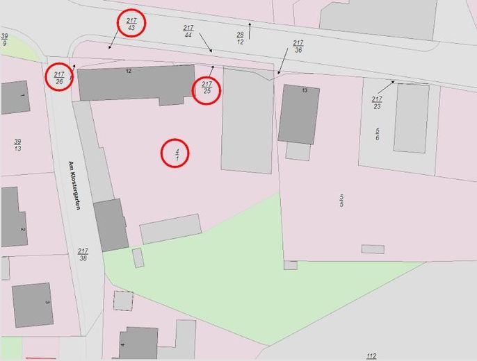 Hofstelle mit 7 Mietwohnungen, Lagerhalle, Garagen, Abstellräumen – Flurstücke rot