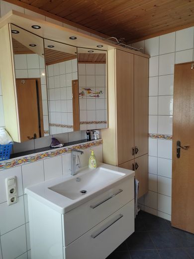 Ein schönes Zuhause in Südhanglage. – Kinderbad incl. Badmöbel