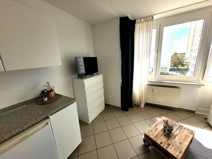 centralnie położony apartament gotowy do zamieszkania dla osób dojeżdżających / studentów, w tym prąd i internet (mieszkanie w budynku z garażem podziemnym) – Wohnbereich