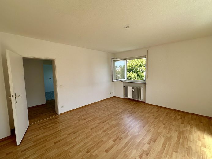 Frisch renovierte 2,5-Zimmer-Wohnung mit Blick ins Grüne in Erlenstegen – Wohnzimmer